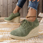 Espadrilles mit runder Zehenpartie und Schnürung, niedrige Plateau-Wedges