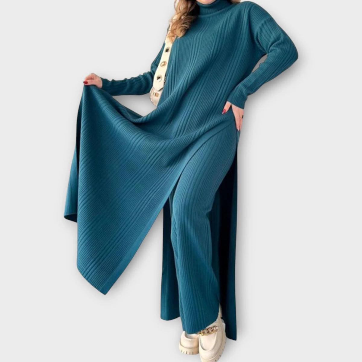 Zweiteiliger Anzug aus Strickpullover und Hose mit hohem Kragen und Seitenschlitz über dem Knie