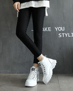 Dickbesohlte, mit Plüsch gefütterte Sportschuhe zum Schnüren