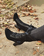 Bottes mi-mollet à lacets et talons hauts à bords creux