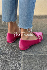 Eleganti ballerine fucsia con punta a punta in velluto e fibbie con cinturino patchwork