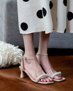 Mittelhohe Sandalen mit Schnallenriemen und Perlen