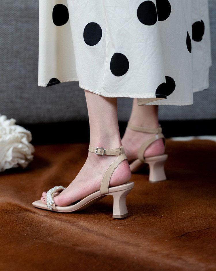 Mittelhohe Sandalen mit Schnallenriemen und Perlen