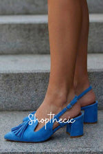 Scarpe con tacco grosso, punta a punta, nappa e cinturino posteriore