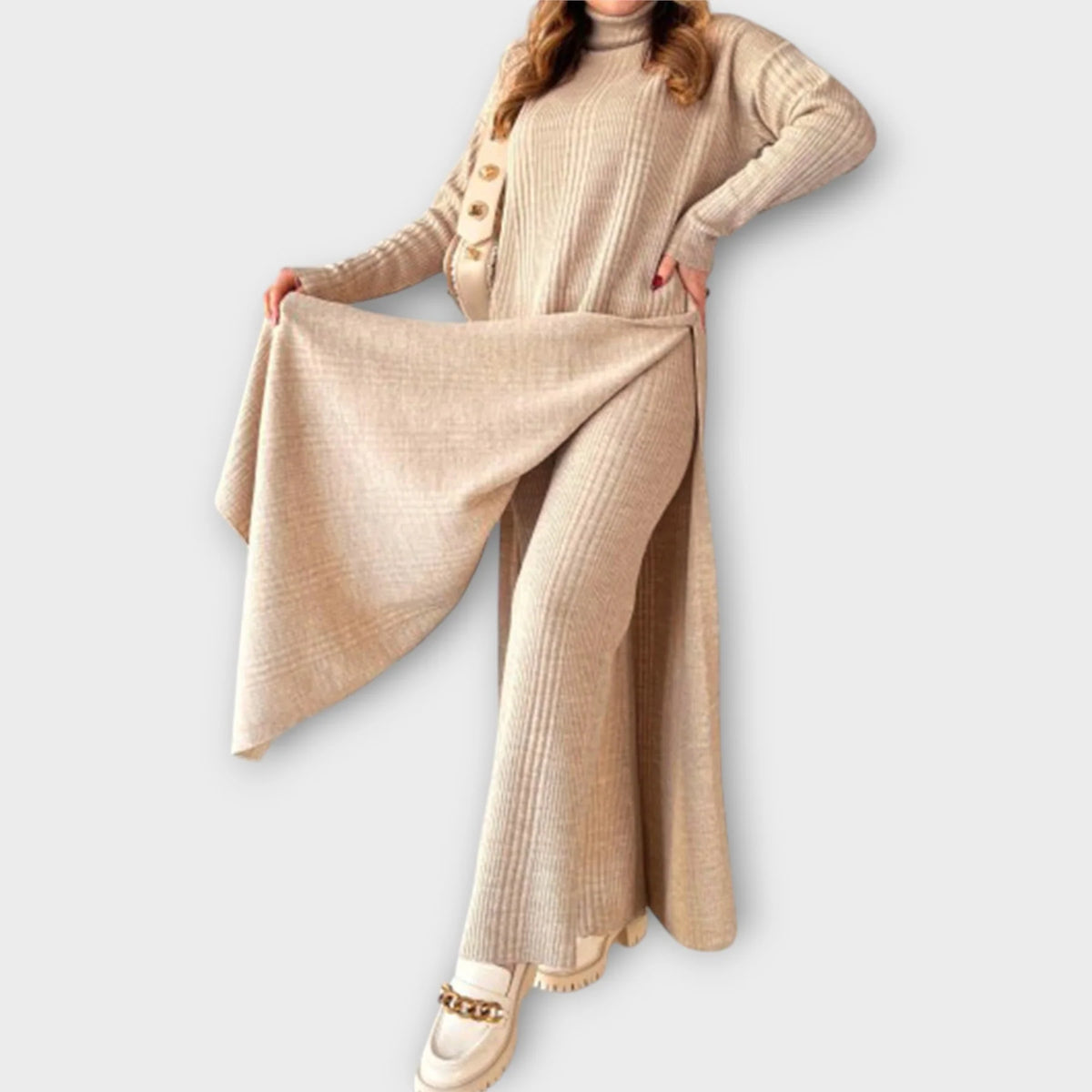 Zweiteiliger Anzug aus Strickpullover und Hose mit hohem Kragen und Seitenschlitz über dem Knie