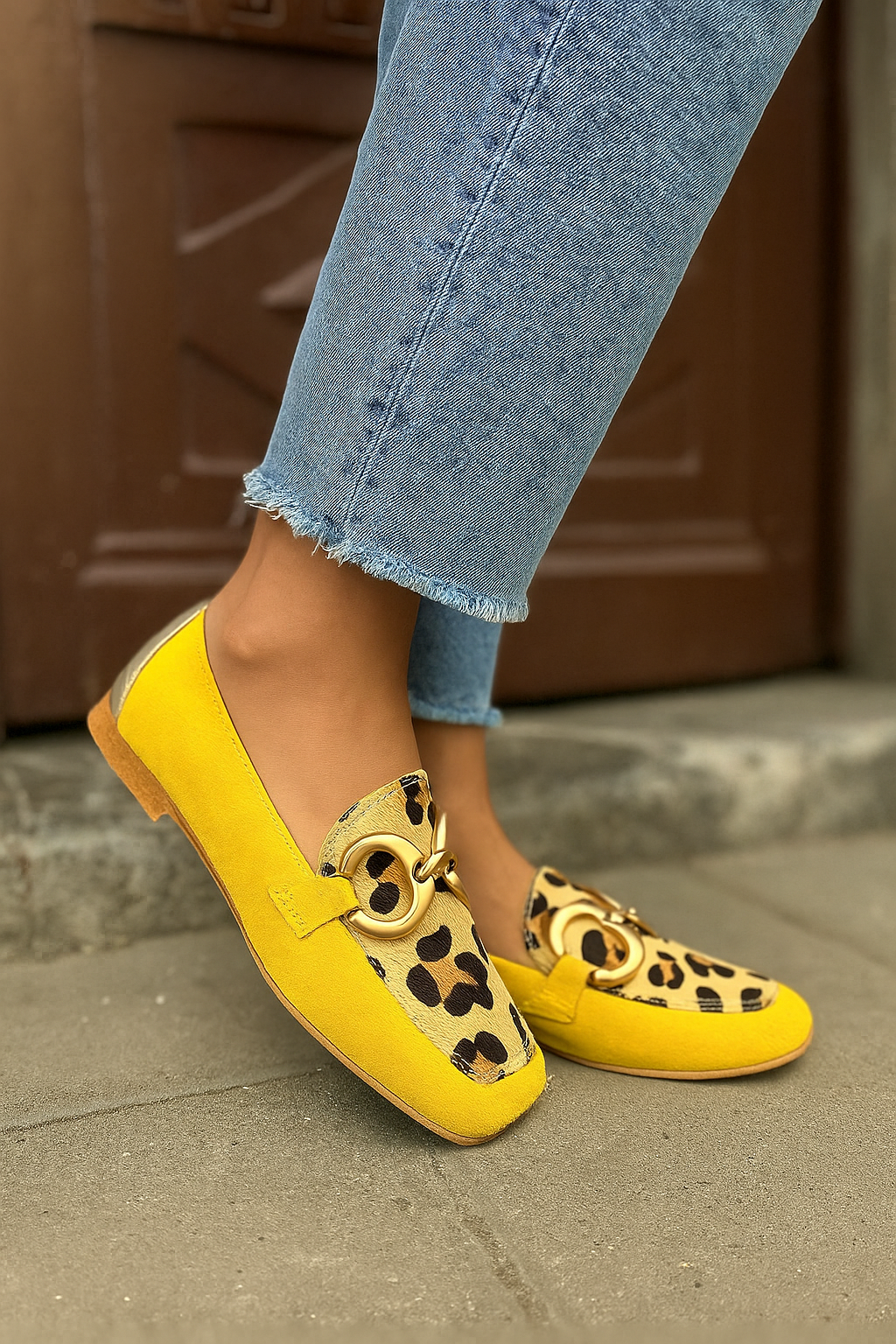 Gelbe Schuhe mit niedrigem Absatz und quadratischer Spitze und Leopardennähten