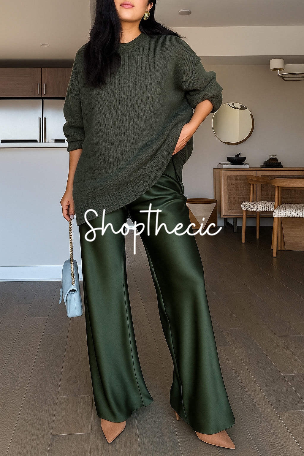 Completo due pezzi composto da maglione verde ampio e pantaloni in raso