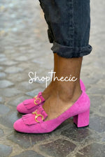 Scarpe in pelle scamosciata tinta unita con punta tonda e fibbia in metallo rosa