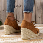 Espadrilles mit runder Zehenpartie und Schnürung, niedrige Plateau-Wedges