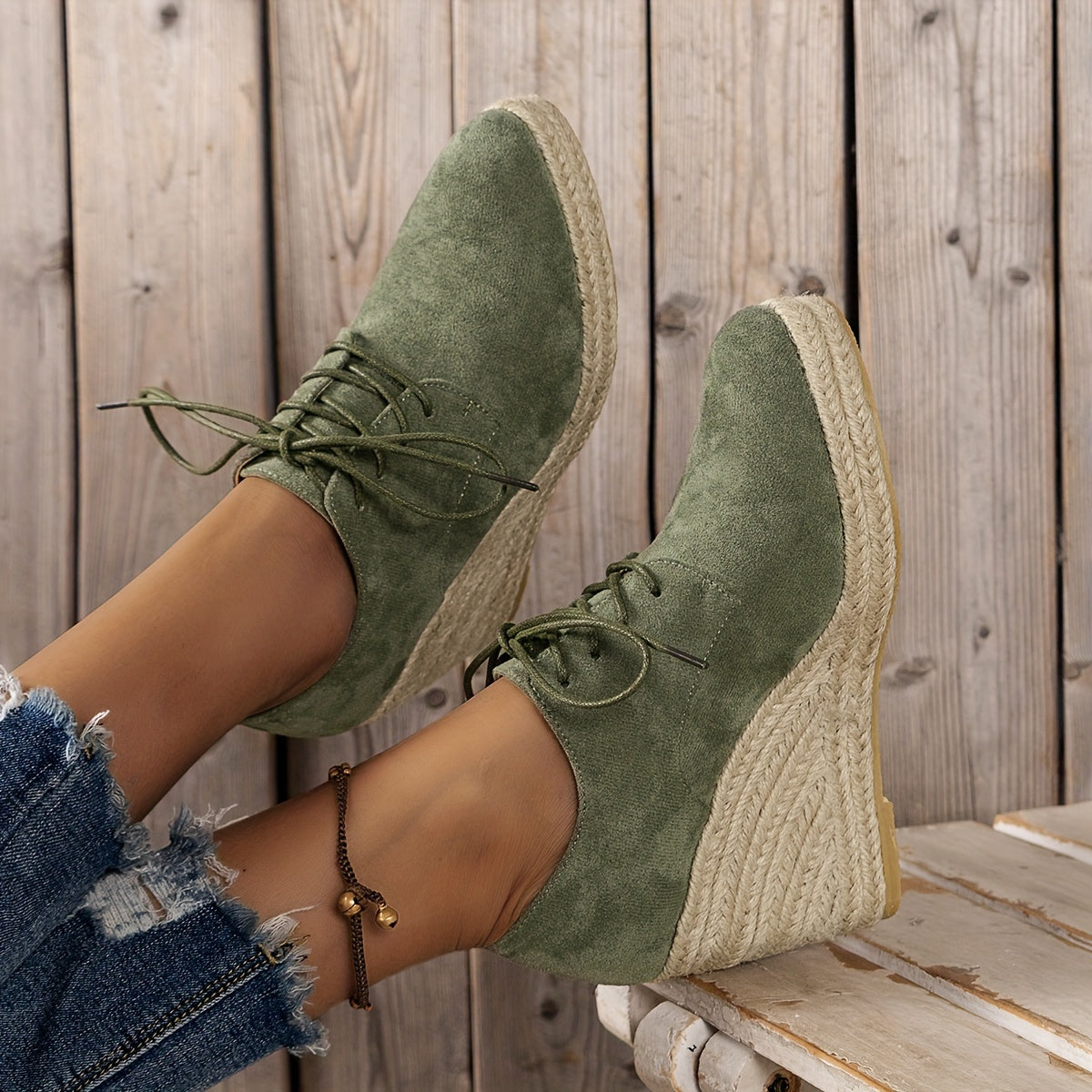 Espadrilles mit runder Zehenpartie und Schnürung, niedrige Plateau-Wedges