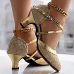 D‘Orsay-Schuhe mit überkreuzten Schnallenriemen, klobigen mittelhohen Absätzen und Glitzer