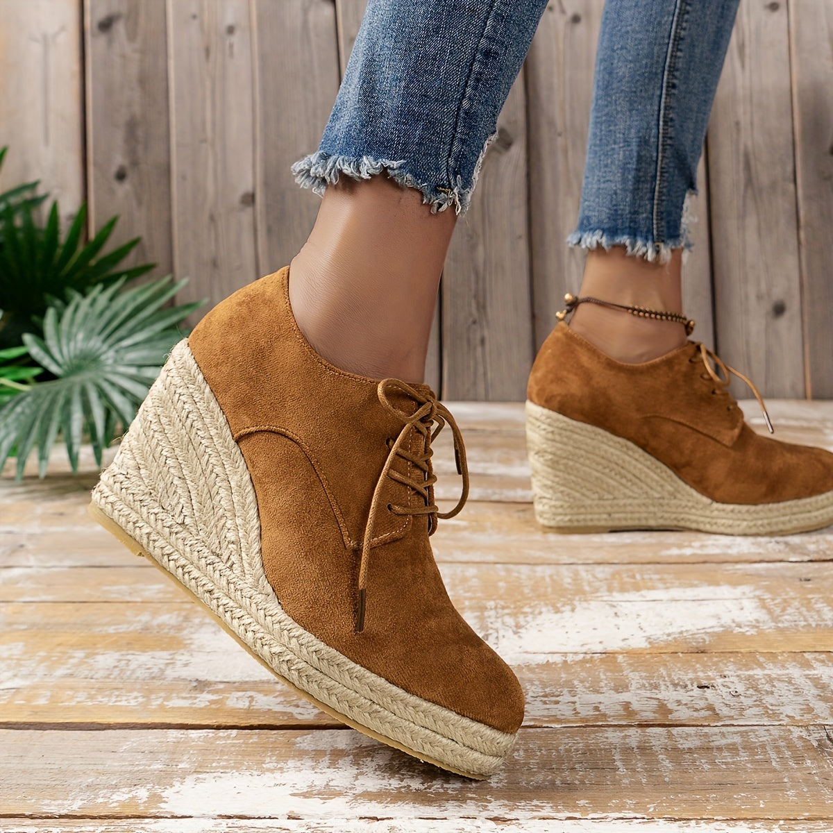 Espadrilles mit runder Zehenpartie und Schnürung, niedrige Plateau-Wedges