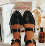 Chaussures plates à boucle contrastée