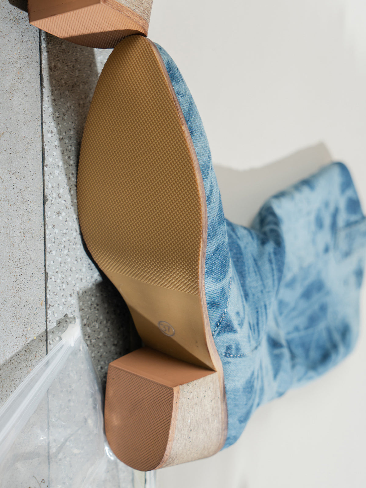 Bottes hauteur genou à bout rond en denim délavé