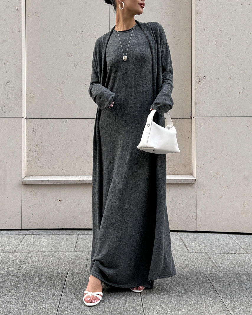 Set aus langer gestrickter Langarm-Strickjacke und Strapskleid