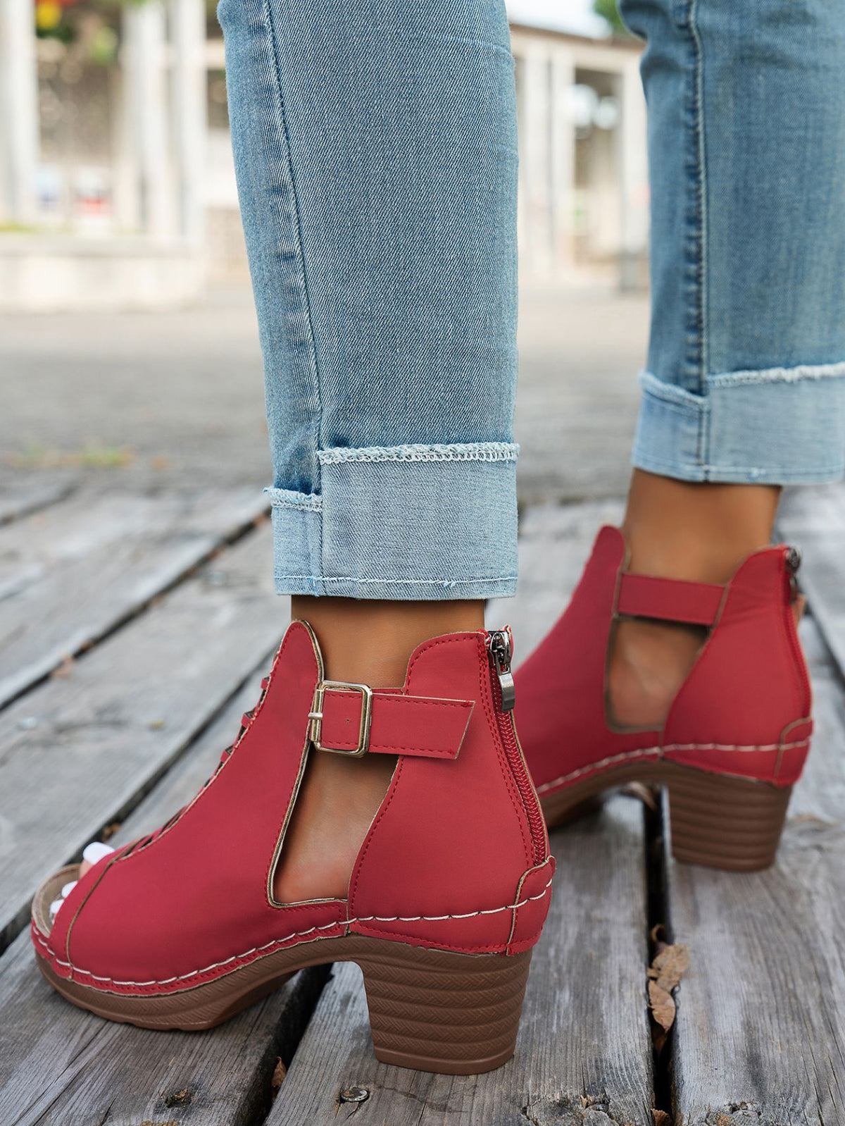 Klobige Römersandalen mit offener Zehenpartie und hohler Schnalle