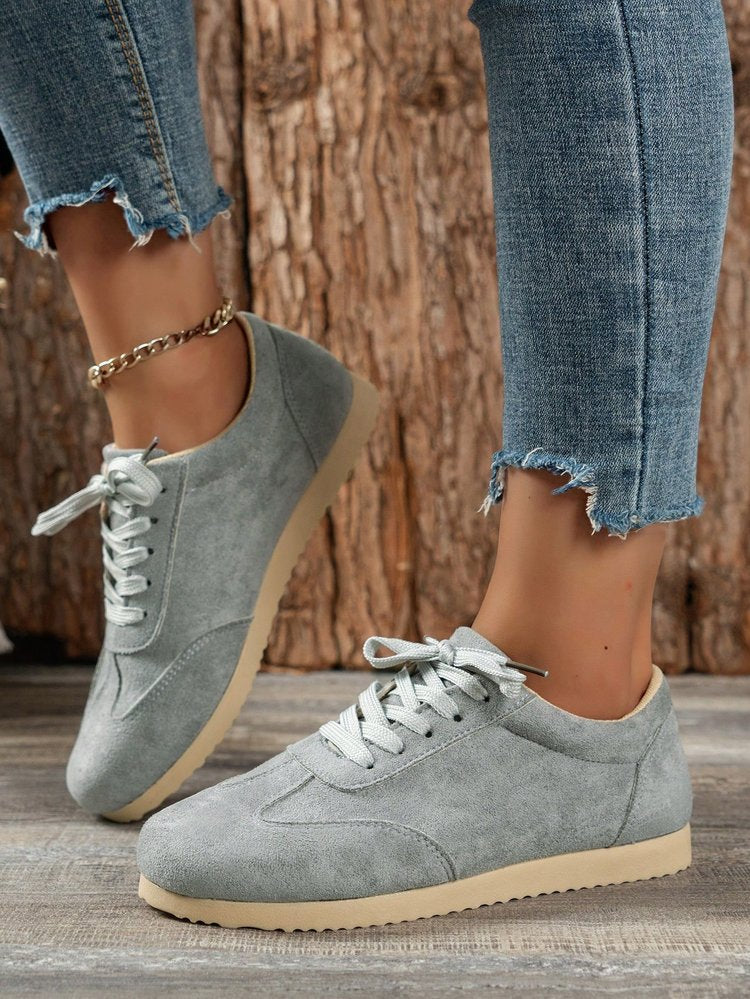 Flache Oxfords aus Wildleder mit runder Spitze im Vintage-Stil