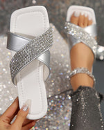 Claquettes romaines à bout carré et strass à bride croisée