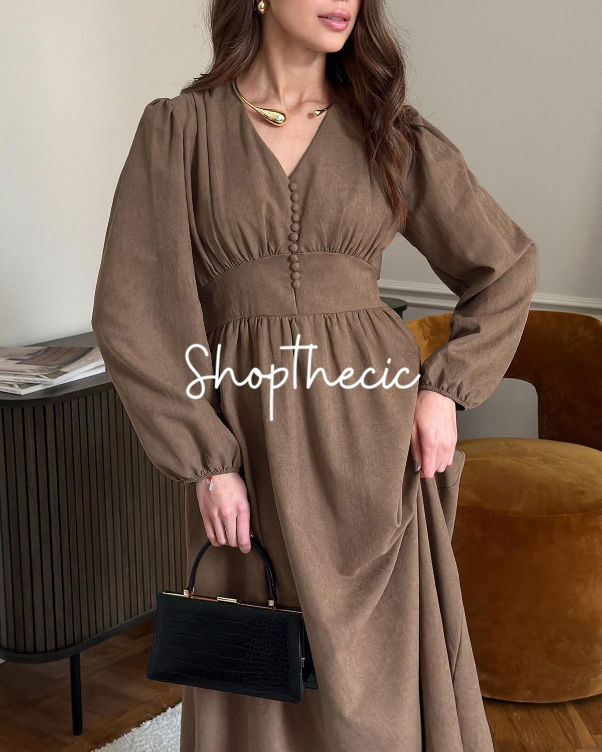 Elegante abito da sera a trapezio con scollo a V