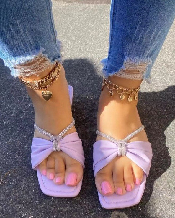 Flache Hausschuhe mit quadratischer Zehenpartie und Fliege