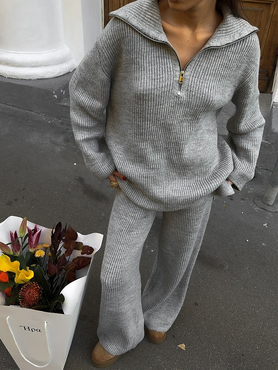 Gemütliches Set aus langärmligem Strickoberteil mit halbem Reißverschluss und Hose mit weitem Bein und Revers