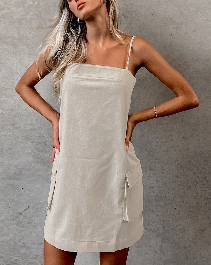 Khakifarbenes, gerades Cargokleid aus Leinen mit großen Taschen