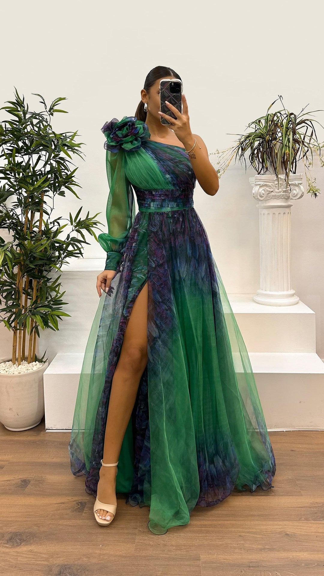 Blumenmuster auf der Schulter. Abendkleid mit One-Shoulder-Netzprint