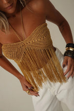 Top da vacanza alla moda con scollo all'americana e nappe