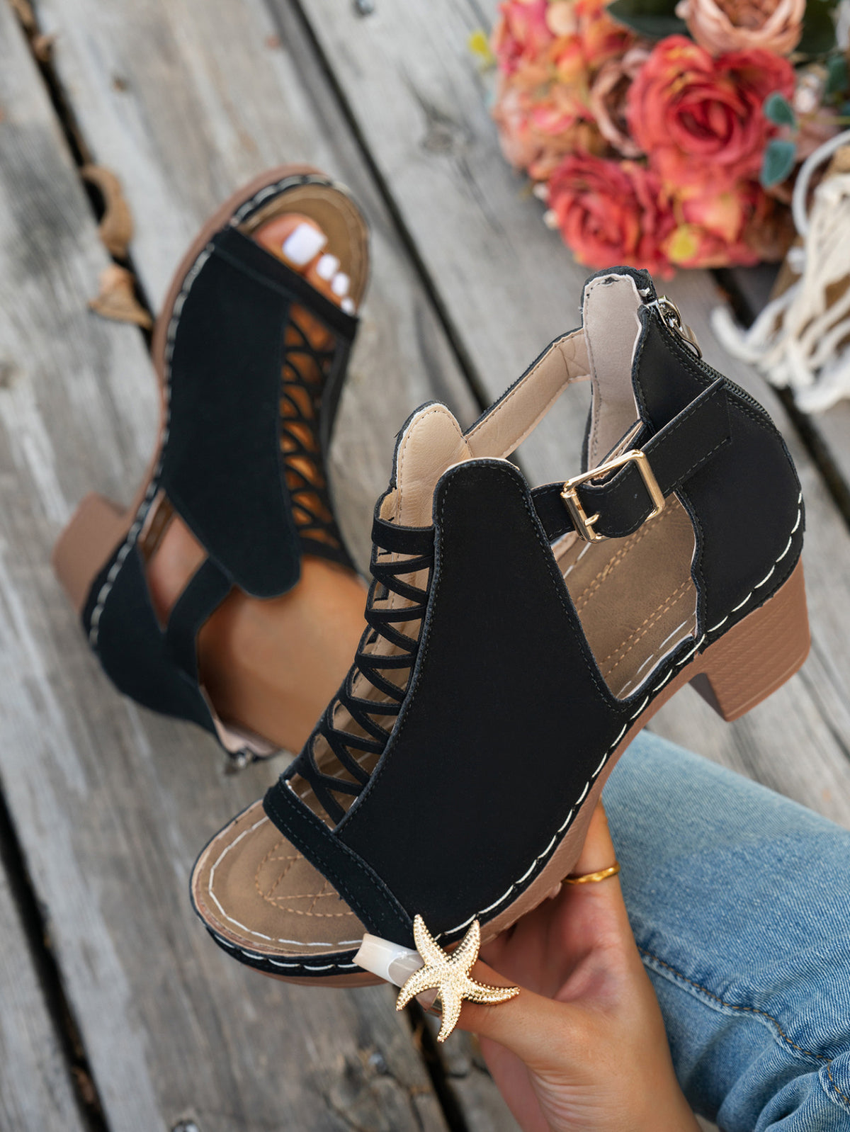 Klobige Römersandalen mit offener Zehenpartie und hohler Schnalle