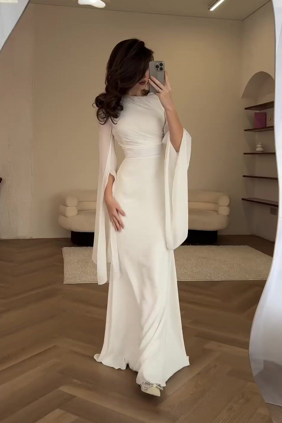 Robe longue et ajustée en satin à manches évasées en maille