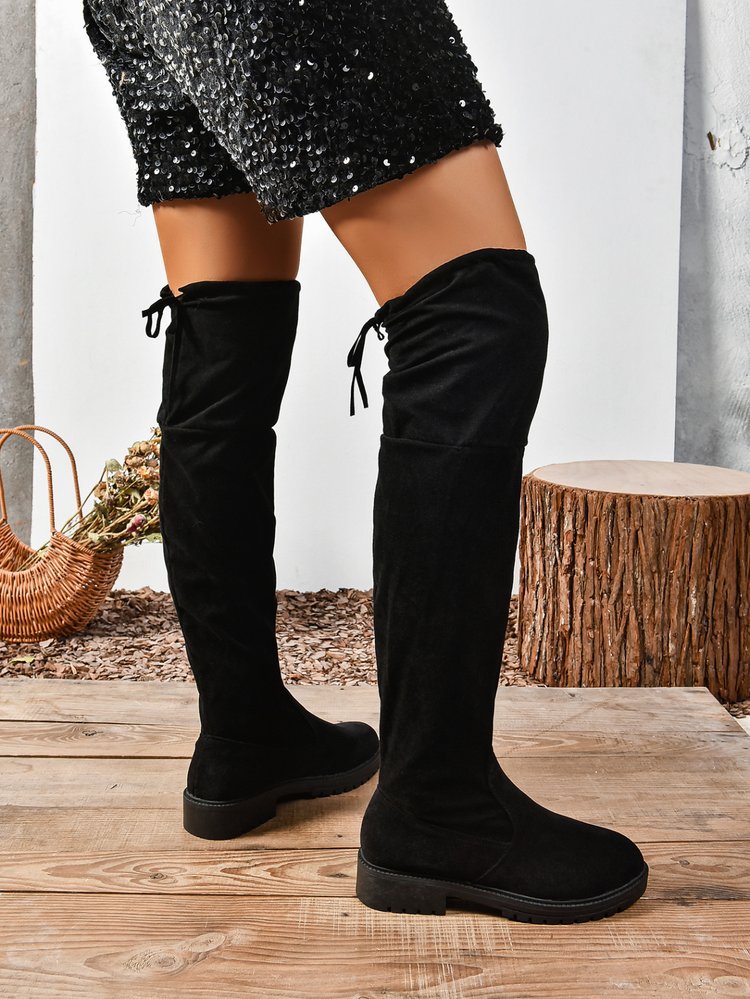 Bottes plates noires élastiques au-dessus du genou