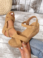 Riemchensandalen mit dickem Keilabsatz und Nieten