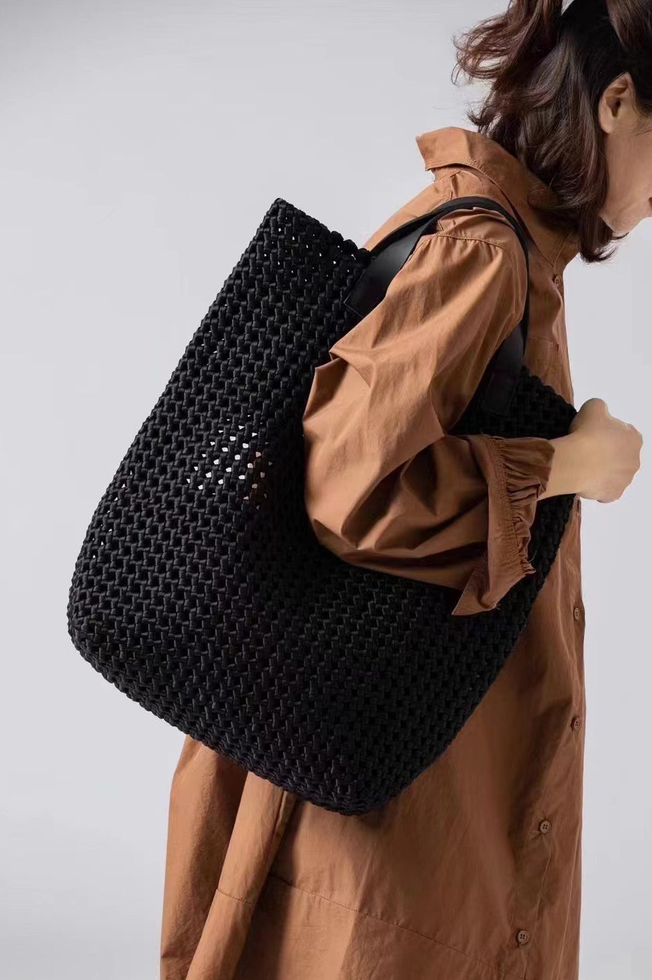 Sac fourre-tout surdimensionné en cuir tissé à la main par un artisan