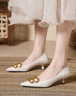 High Heels mit spitzer Spitze und Stilettoabsatz und Doppel-B-Schnalle