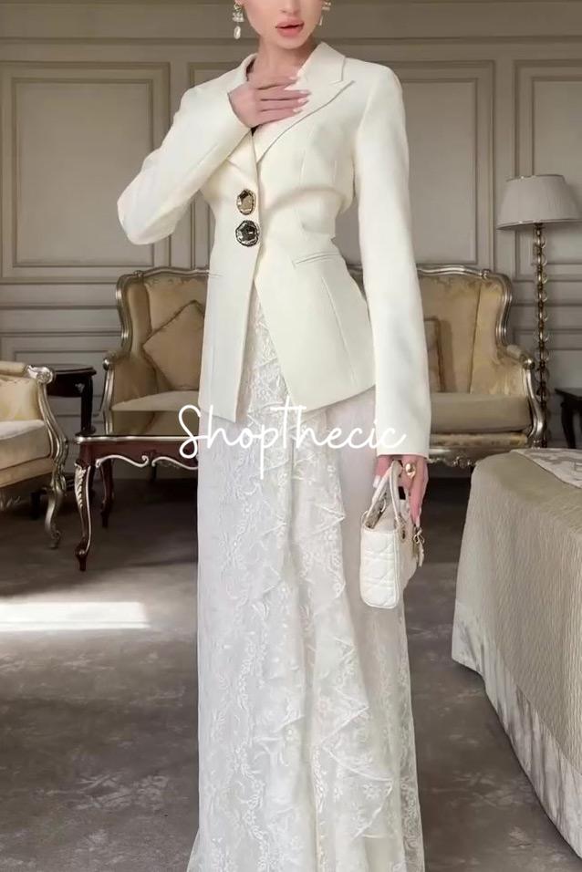 Completo due pezzi con giacca e gonna in pizzo, eco dell'Art Déco