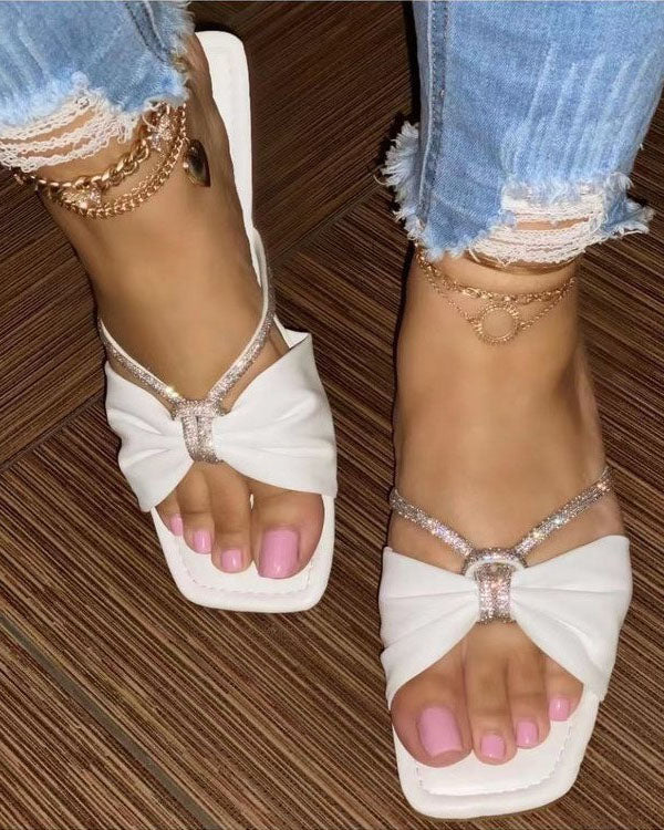 Flache Hausschuhe mit quadratischer Zehenpartie und Fliege