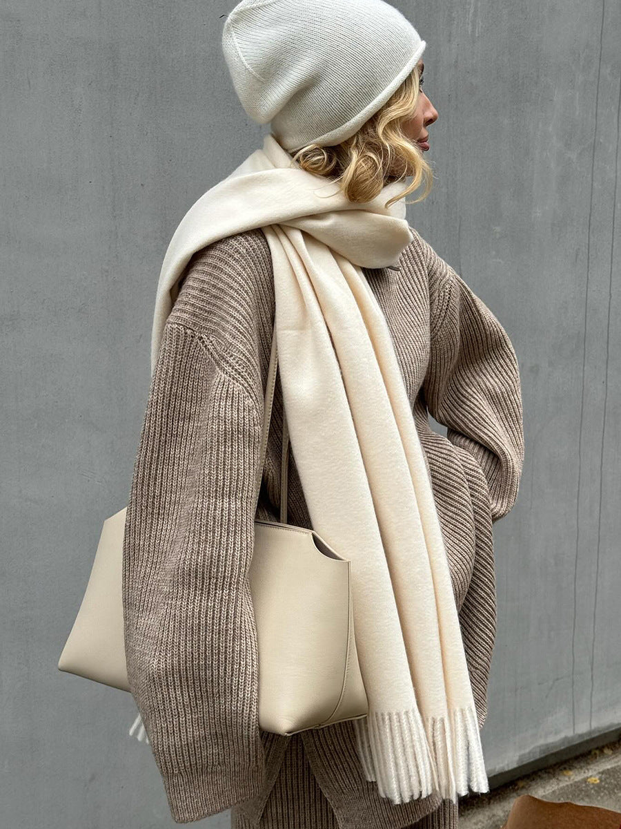 Gemütliches Set aus langärmligem Strickoberteil mit halbem Reißverschluss und Hose mit weitem Bein und Revers