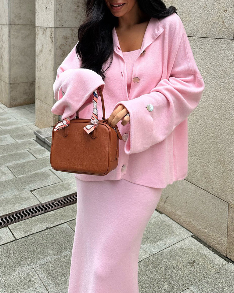 Gemütliches dreiteiliges Set aus gestrickter Langarm-Strickjacke, Unterhemd und Rock