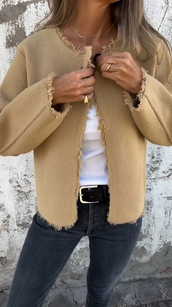 Wollmantel mit Rundhalsausschnitt und langen Ärmeln und mattierten Kanten