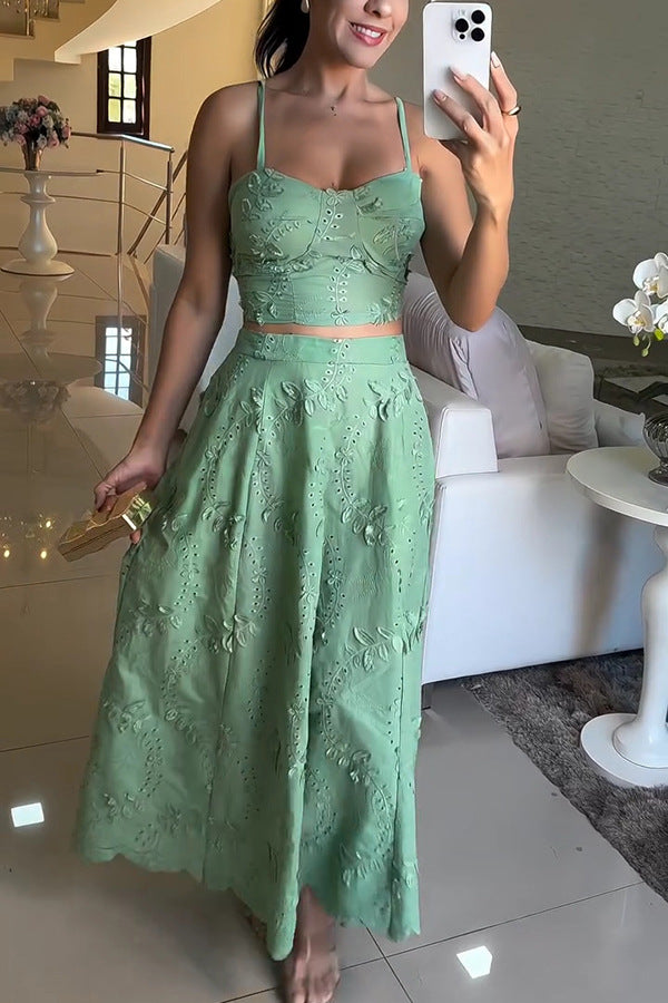 Zweiteiliges Set aus Camisole-Oberteil und lässigem Spitzenrock für den Urlaub