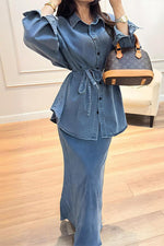 Ensemble deux pièces composé d'un haut à manches longues, d'un ourlet incurvé et d'une jupe longue drapée sur les hanches