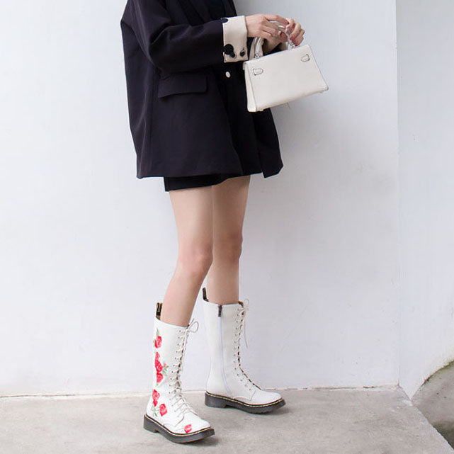 Bottines mi-mollet à lacets et broderies