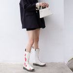 Bottines mi-mollet à lacets et broderies