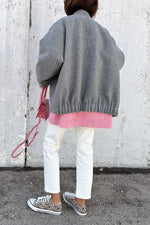 Grauer übergroßer Wollmantel mit Stehkragen