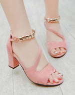 Sandalen aus Wildleder mit Blockabsatz, Peep-Toe und seitlichem Cut-out