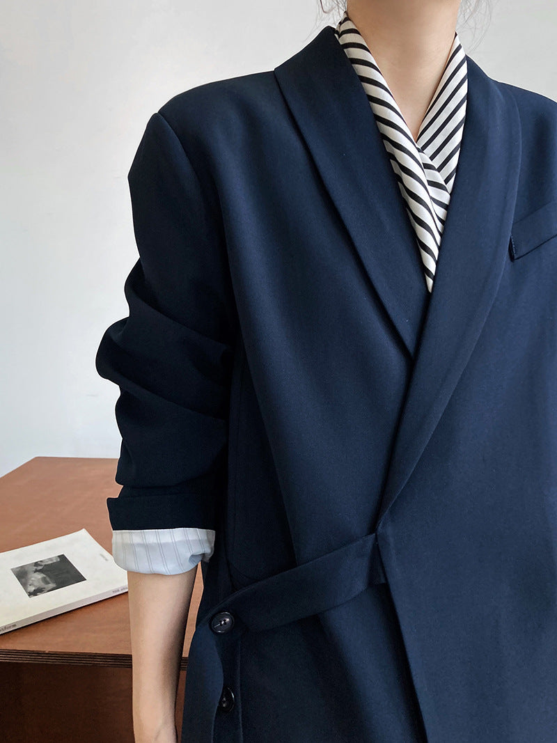 Locker drapierter Anzug mit Stehkragen und seitlicher Krawatte