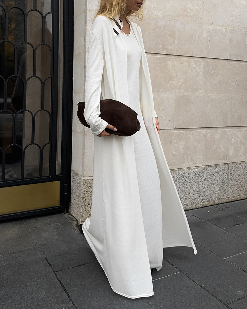 Set aus langer gestrickter Langarm-Strickjacke und Strapskleid