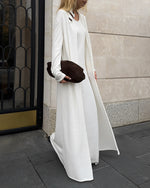 Set aus langer gestrickter Langarm-Strickjacke und Strapskleid