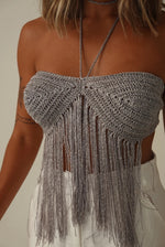 Top da vacanza alla moda con scollo all'americana e nappe