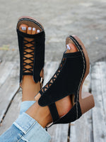 Klobige Römersandalen mit offener Zehenpartie und hohler Schnalle